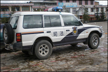 20111105-Wiki com Police_SUV_in_Old_Town_of_Shangri-La_.JPG